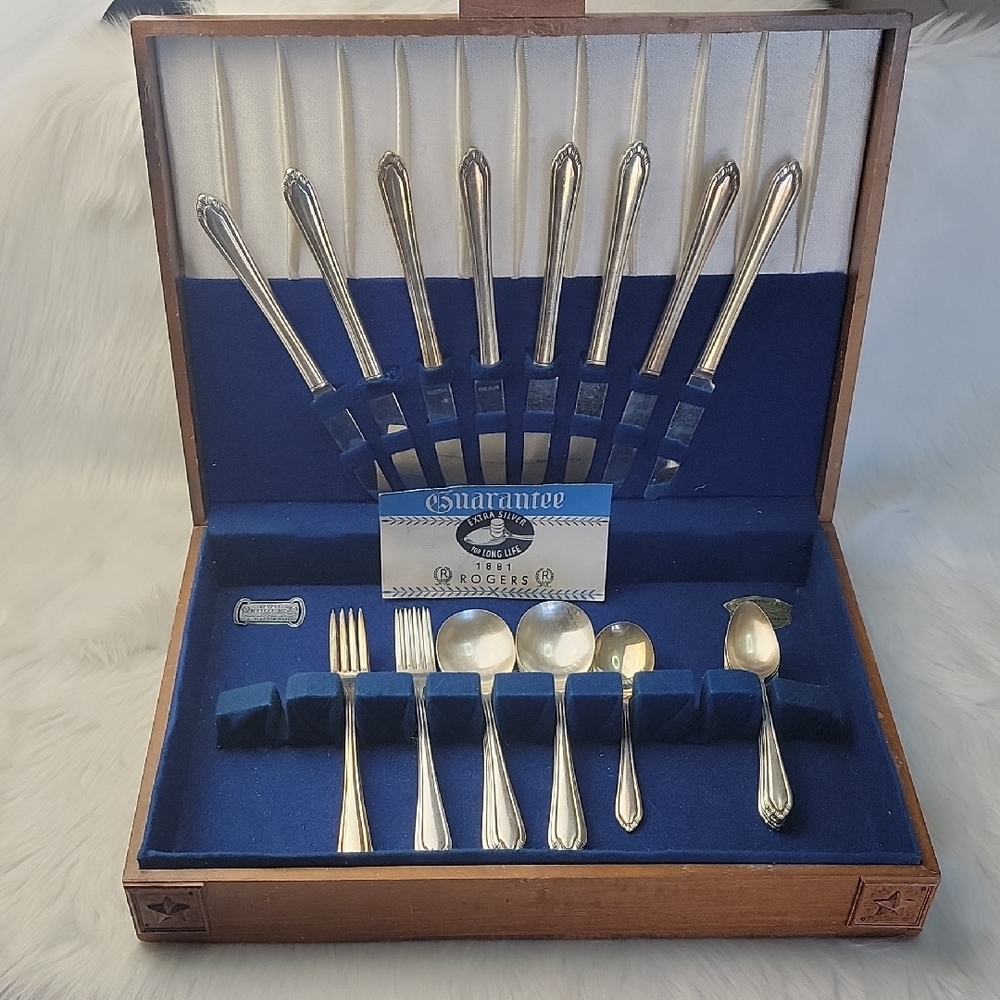1881 ROGERS ONEIDA‎ LTD. VTG Colchester Pattern Silver Plated Silverware Box Set
